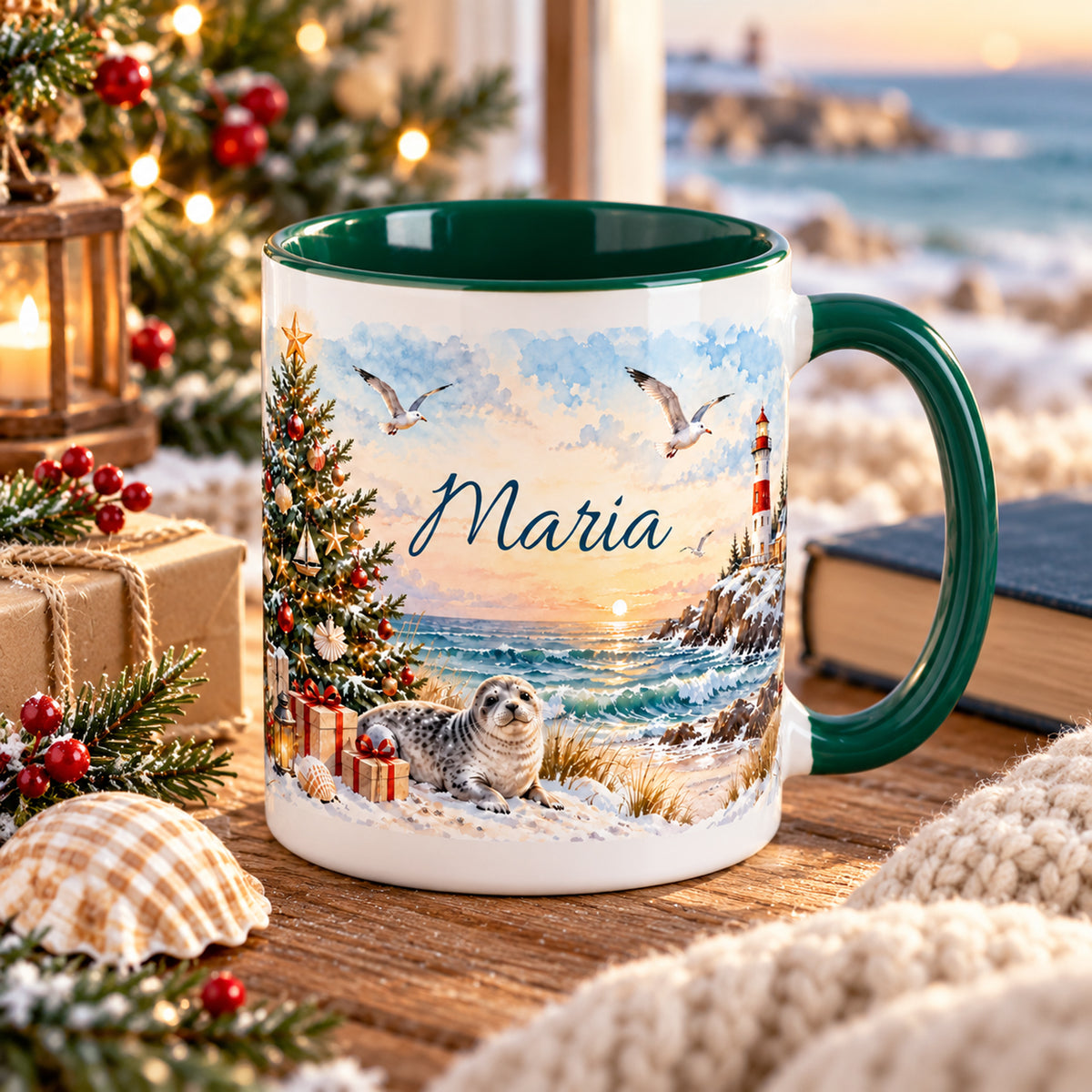 Personalisierte Weihnachtstasse Weihnachtsbaum am Meer in einer gemütlichen maritimen Leseszene.