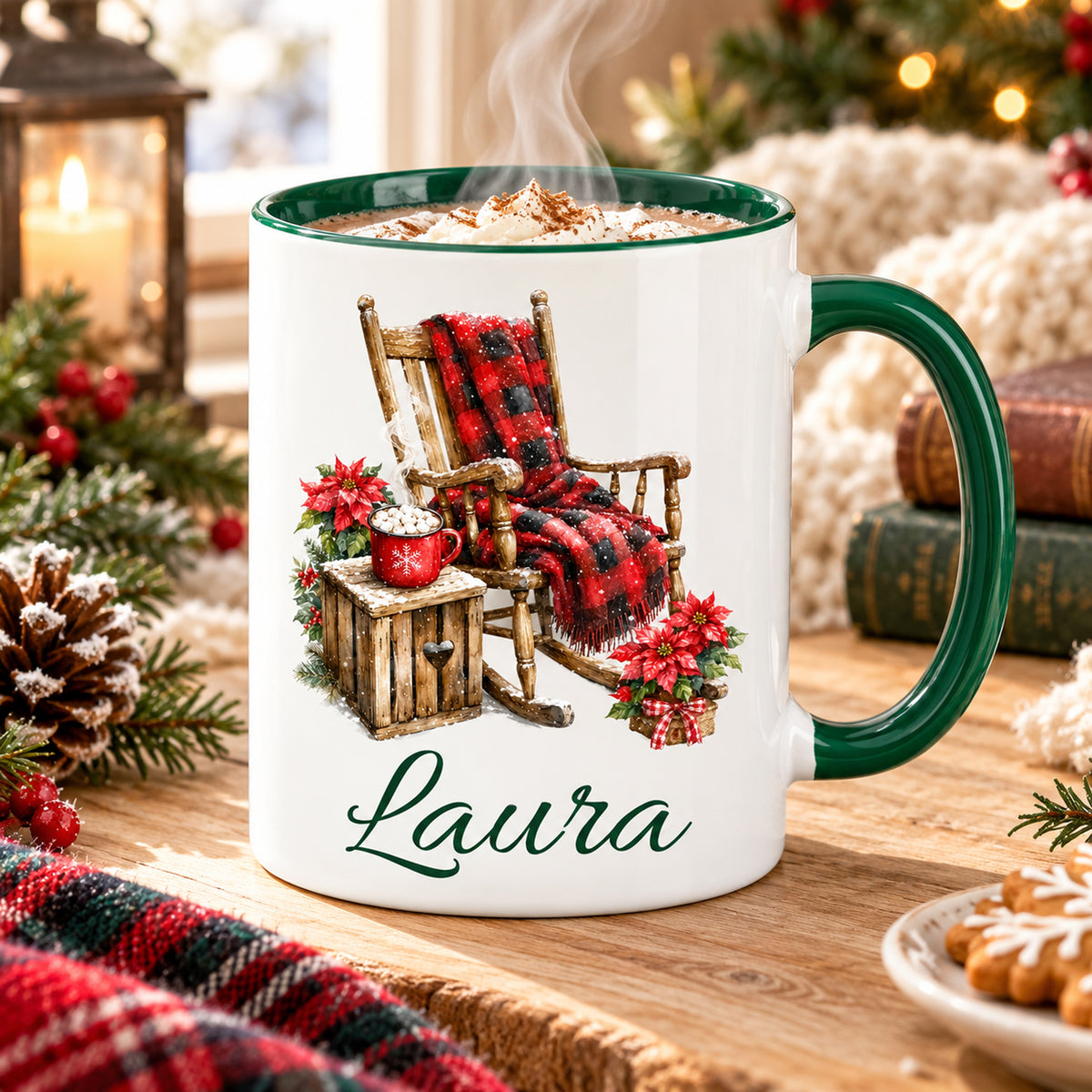 Tasse mit Schaukelstuhl-Motiv und Wunschname in einer weihnachtlichen Wohnszene.