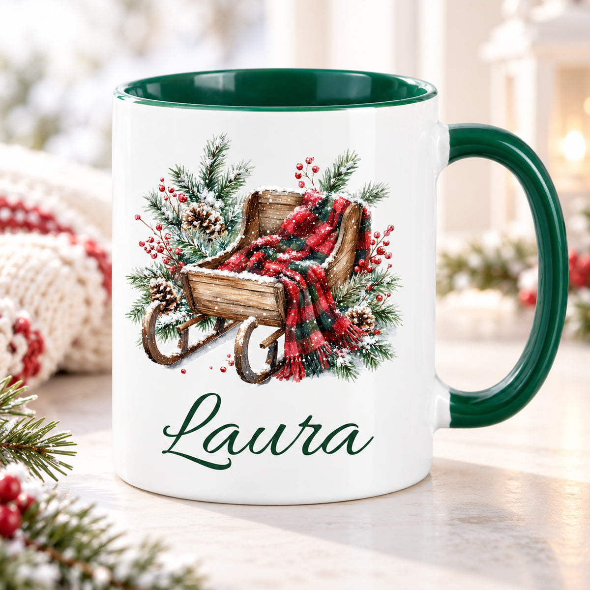 Weihnachtstasse mit Schlitten-Motiv und Wunschname, weißer Körper, grüner Henkel und Innenraum.