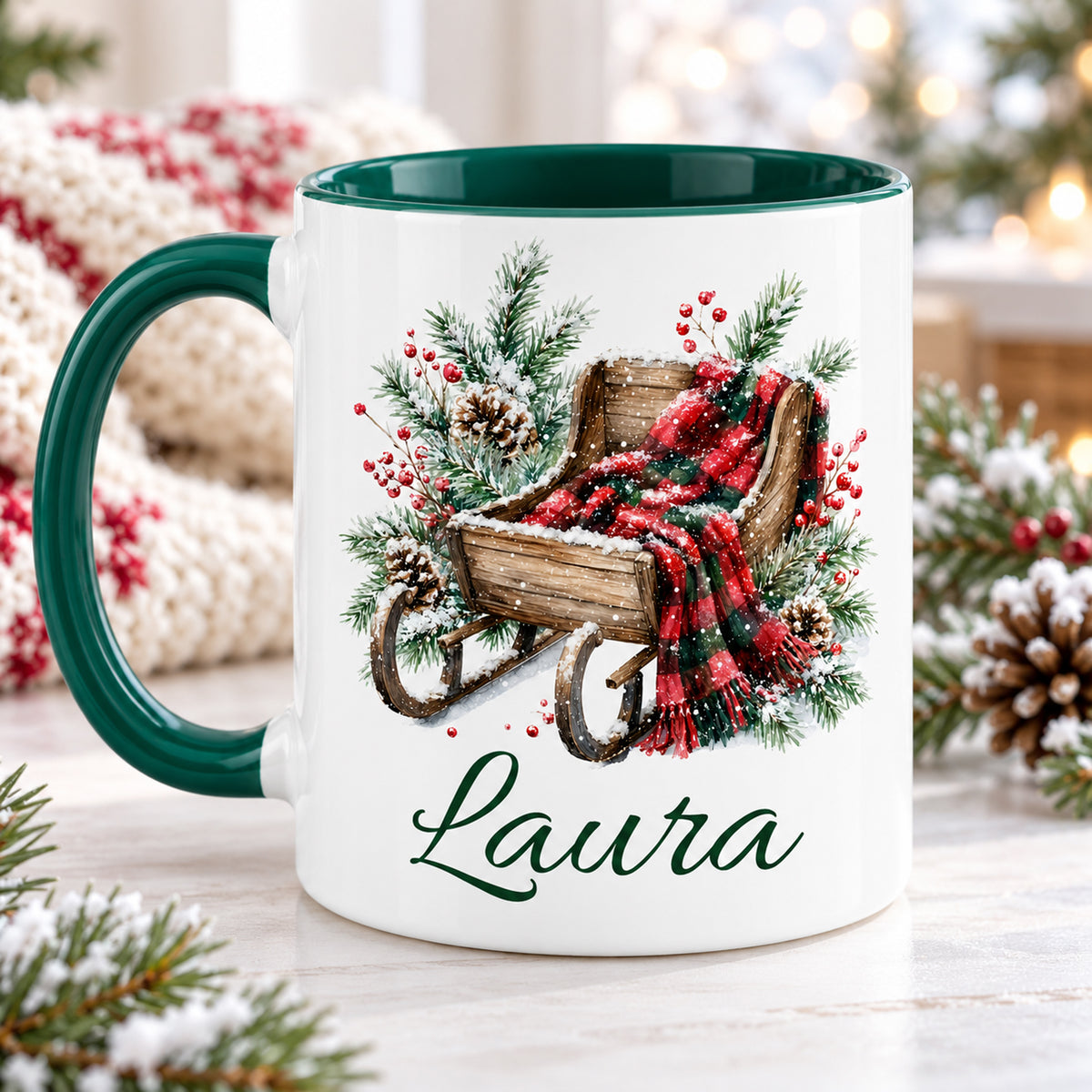 Rückseite der Weihnachtstasse mit Schlitten-Motiv und Wunschname, grüner Henkel links.