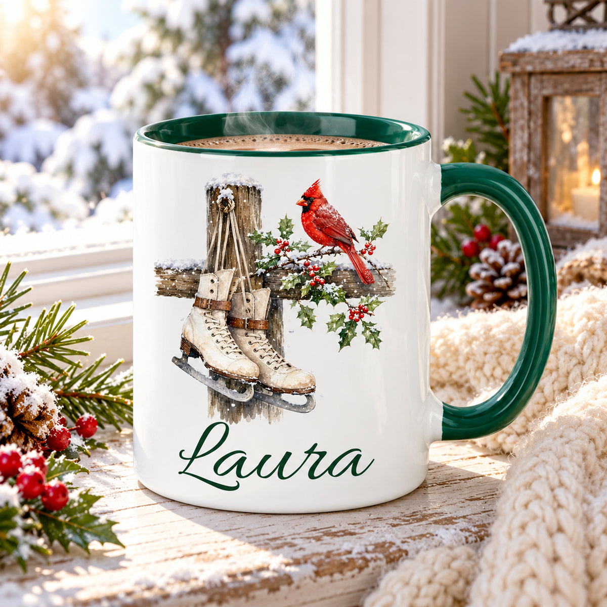 Tasse mit Schlittschuhe-Motiv und Wunschname in einer weihnachtlichen Wohnszene.