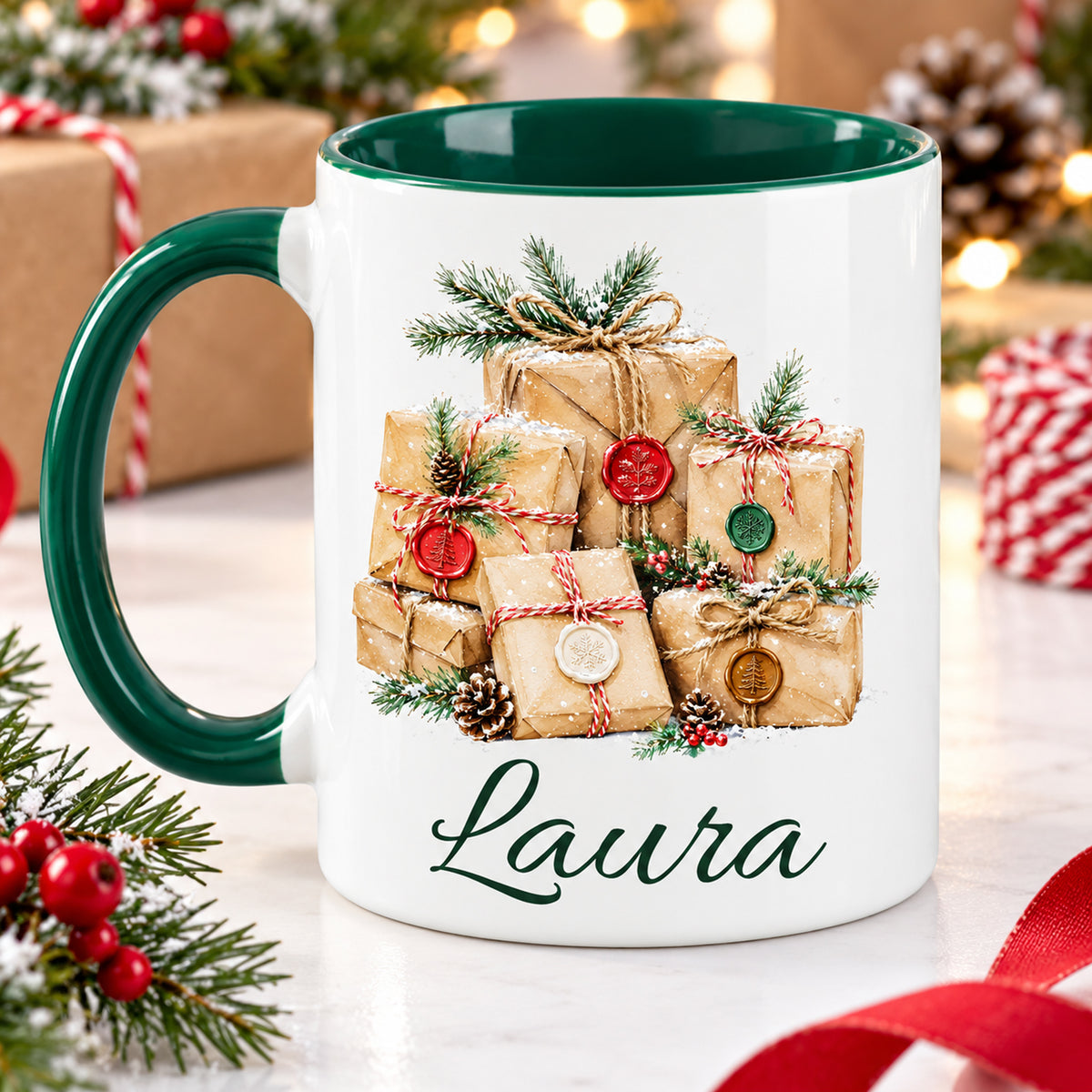 Rückseite der Weihnachtstasse mit Geschenke-Motiv und Wunschname, grüner Henkel links.