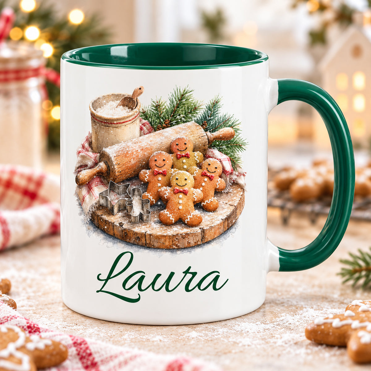 Weihnachtstasse mit Weihnachtsbäckerei-Motiv und Wunschname, weißer Körper, grüner Henkel und Innenraum.