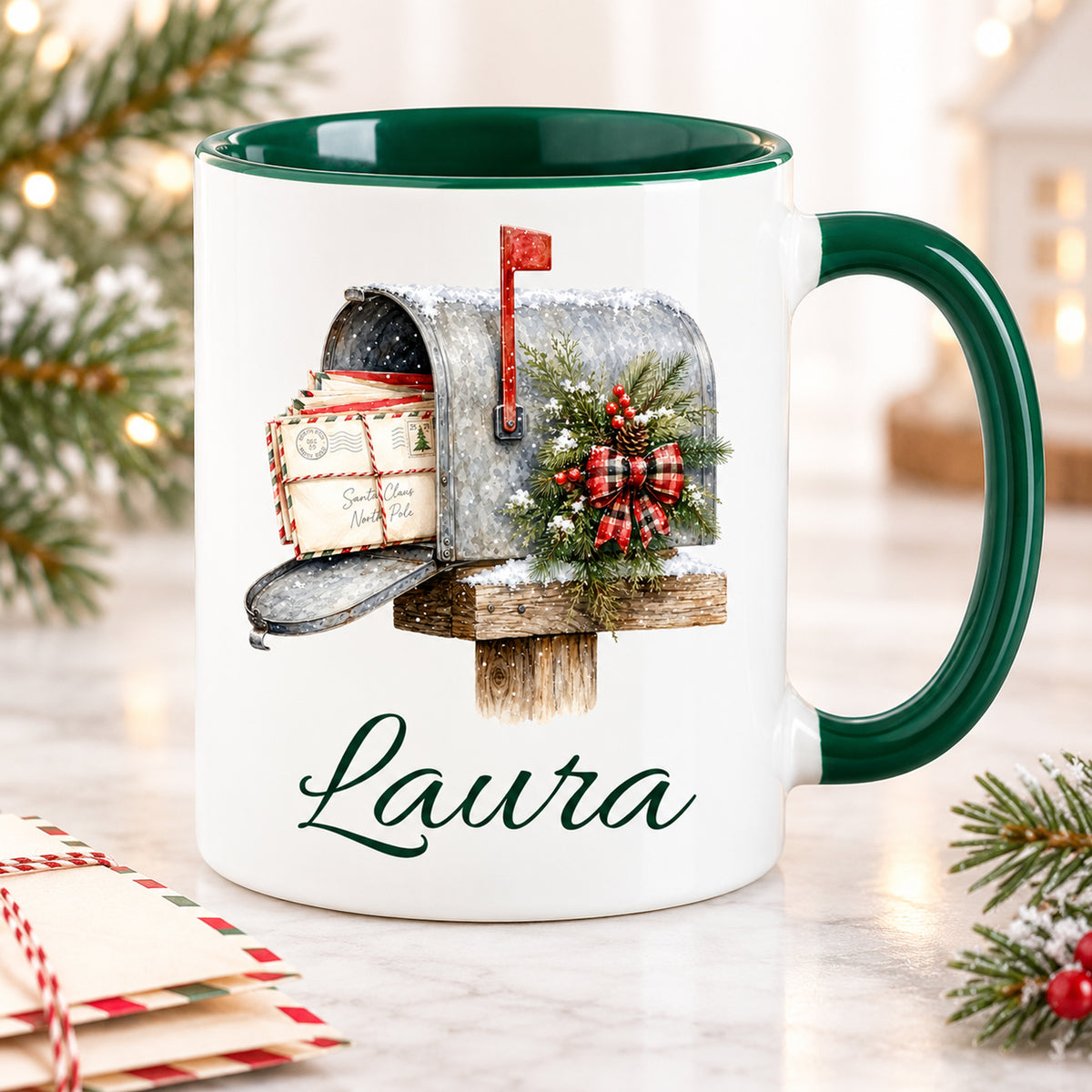 Weihnachtstasse mit Weihnachtspost-Motiv und Wunschname, weißer Körper, grüner Henkel und Innenraum.