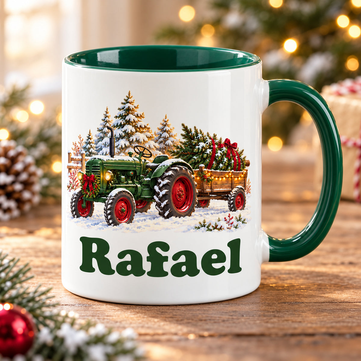 Weiße Tasse, grüner Henkel und Innenraum: Trecker mit Tannenbaum und Wunschname vor einem Winterfenster.