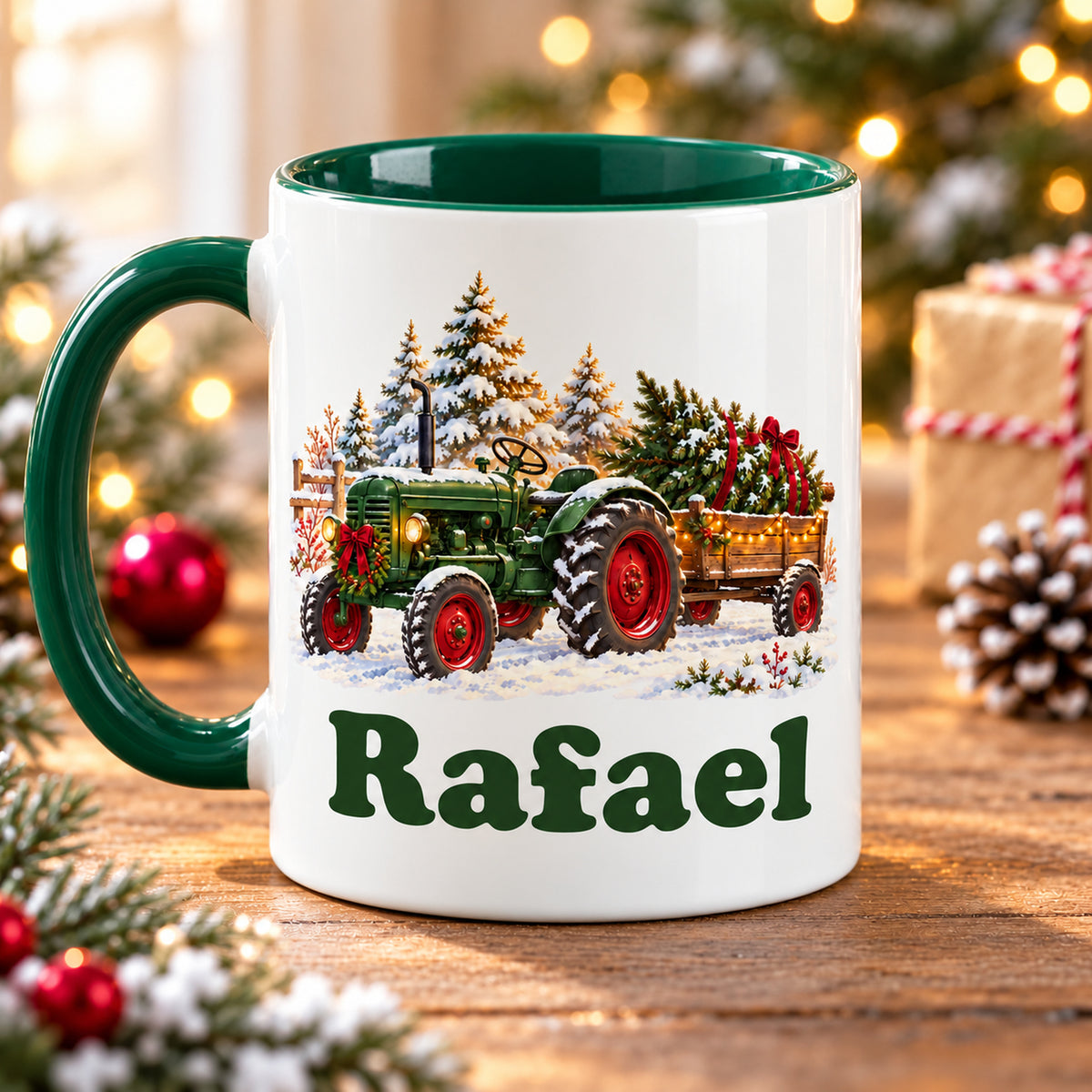 Rückseite der weißen Tasse mit grünem Henkel links: Trecker mit Tannenbaum und Wunschname vor einem Winterfenster.