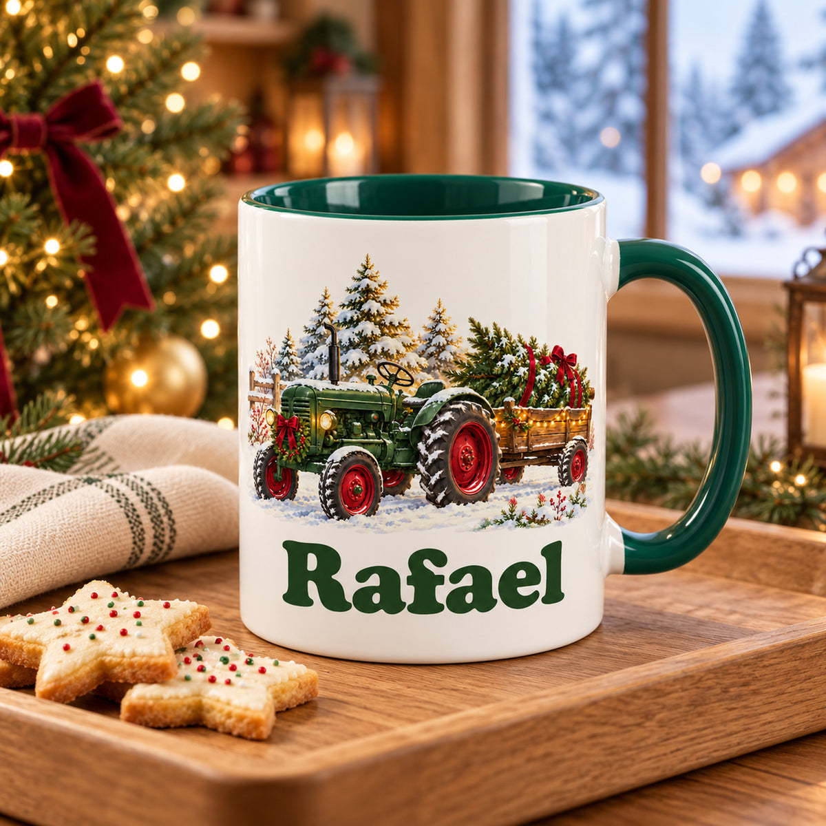 Weiße Treckertasse mit grünem Henkel und Innenraum auf Holztablett, daneben Weihnachtsplätzchen, vor einem Winterfenster.