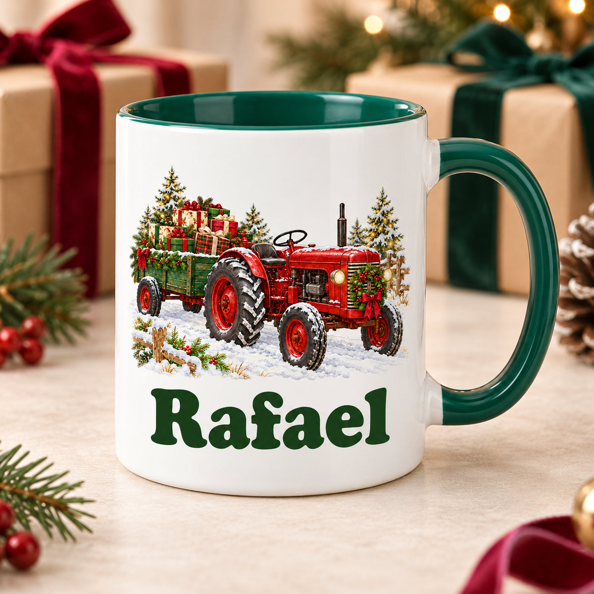 Weiße Tasse, grüner Henkel und Innenraum: Trecker mit Geschenken und Wunschname vor einem Winterfenster.