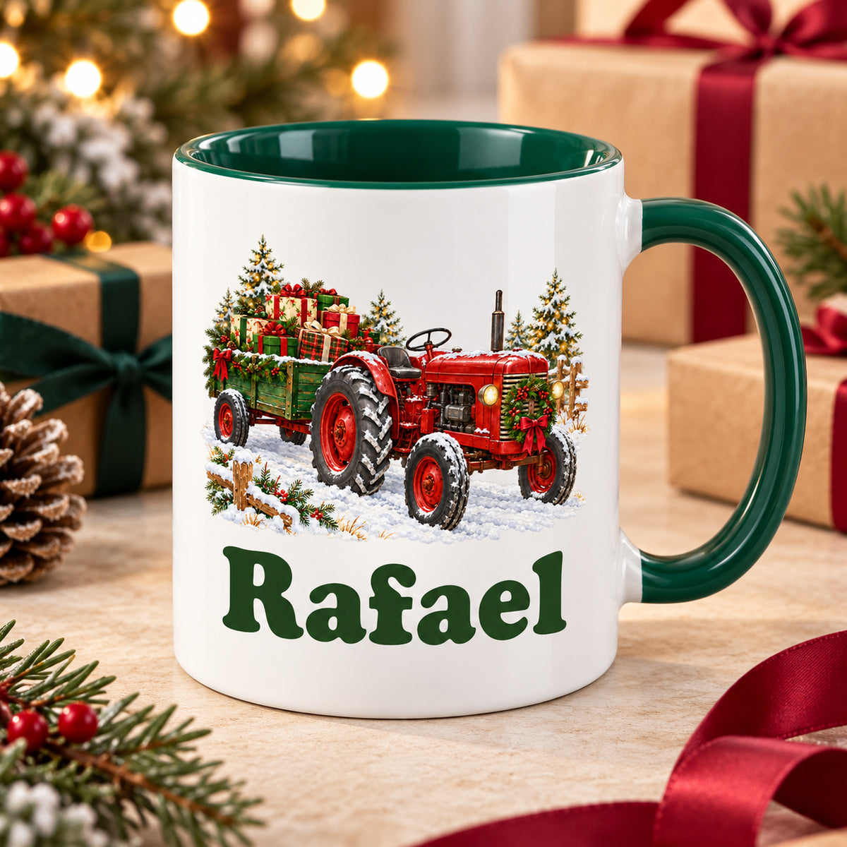 Weiße Tasse mit grünem Henkel und Innenraum, Trecker mit Geschenken und Wunschname schräg auf einem Holztisch.