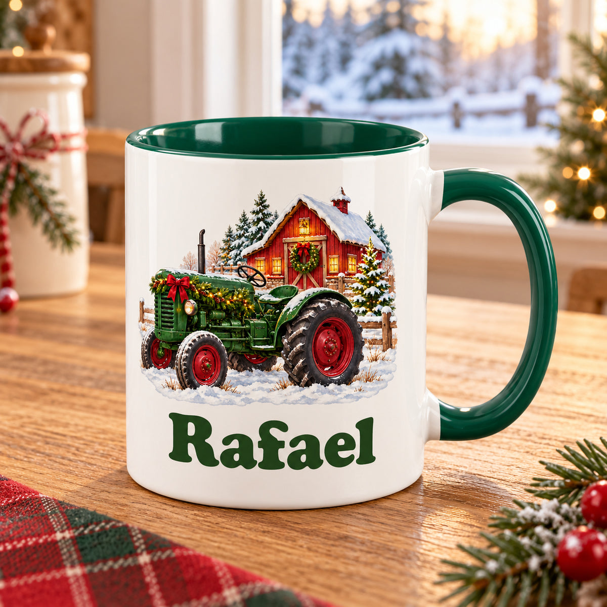 Weiße Tasse mit grünem Henkel und Innenraum, Trecker vor Scheune und Wunschname schräg auf einem Holztisch.