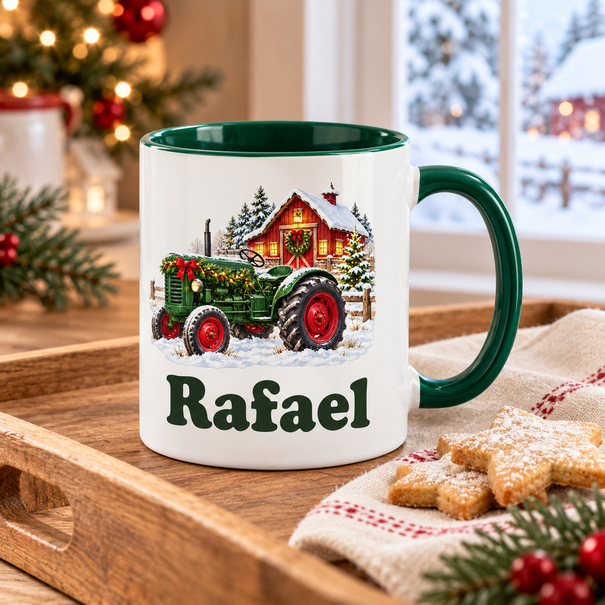 Weiße Treckertasse mit grünem Henkel und Innenraum auf Holztablett, daneben Weihnachtsplätzchen, vor einem Winterfenster.