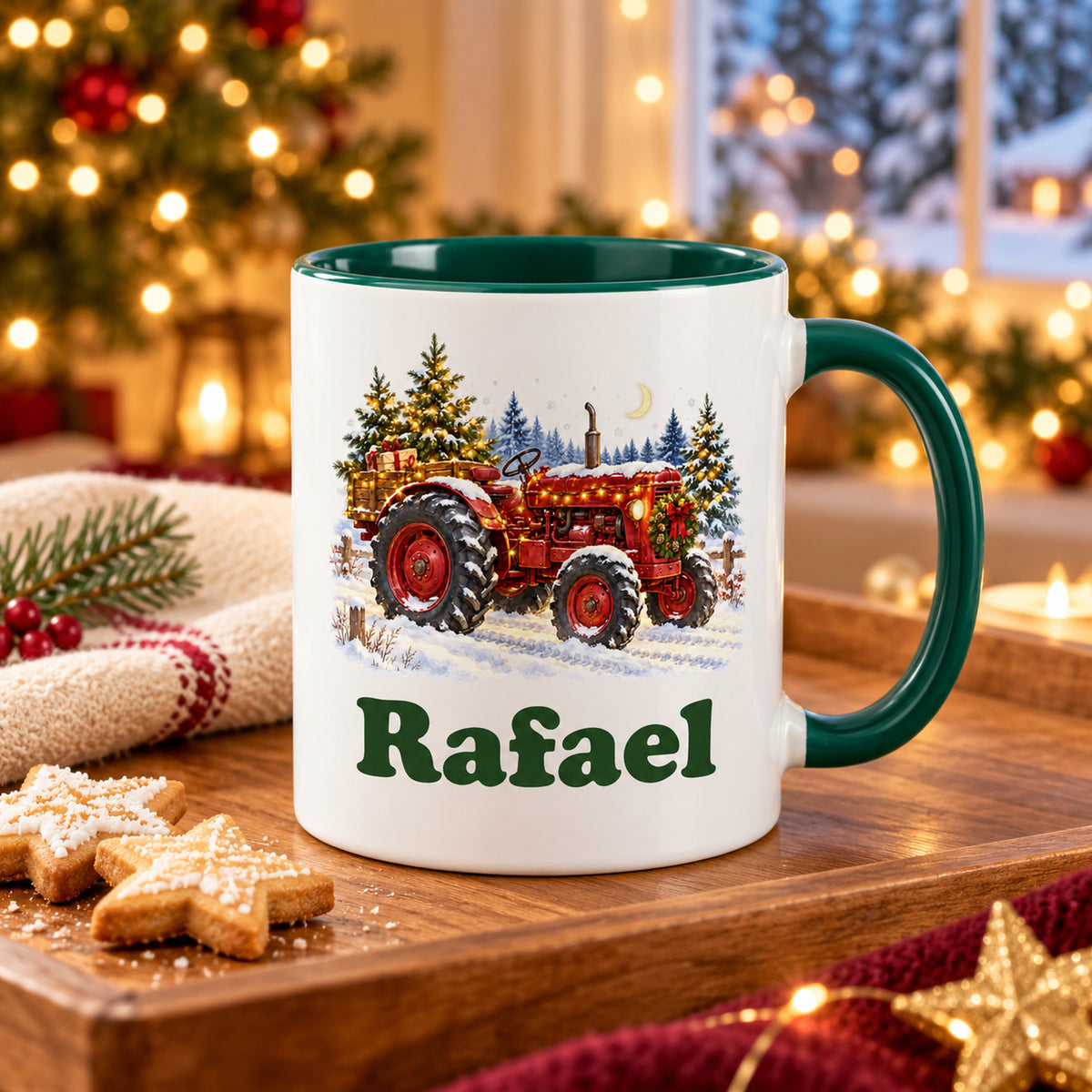 Weiße Treckertasse mit grünem Henkel und Innenraum auf Holztablett, daneben Weihnachtsplätzchen, vor einem Winterfenster.