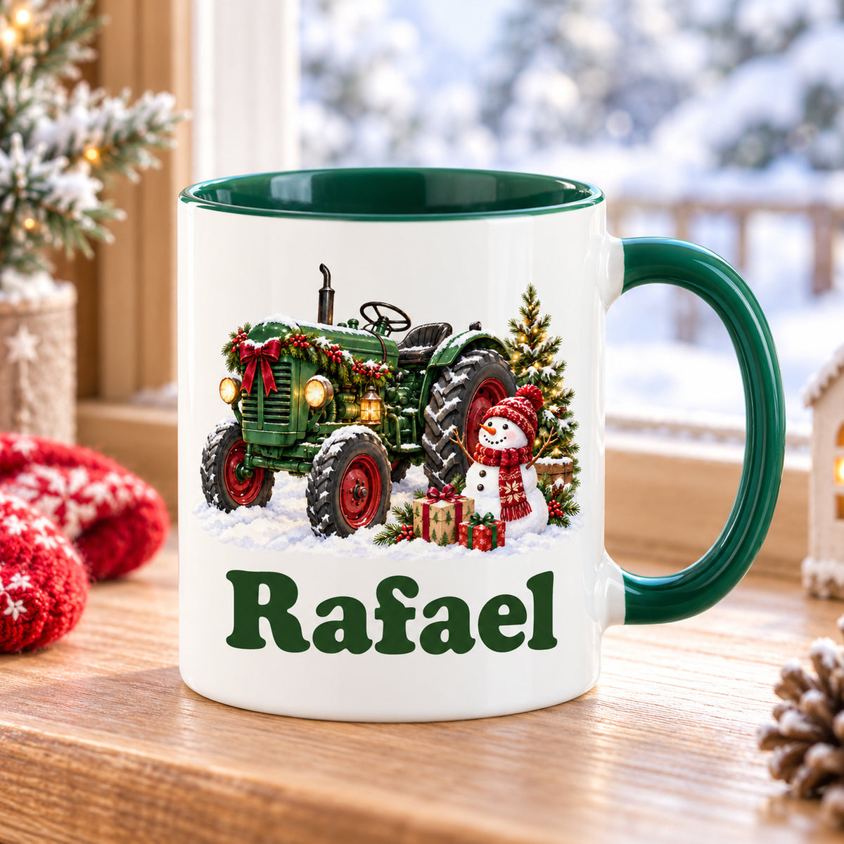 Weiße Tasse, grüner Henkel und Innenraum: Trecker mit Schneemann und Wunschname vor einem Winterfenster.