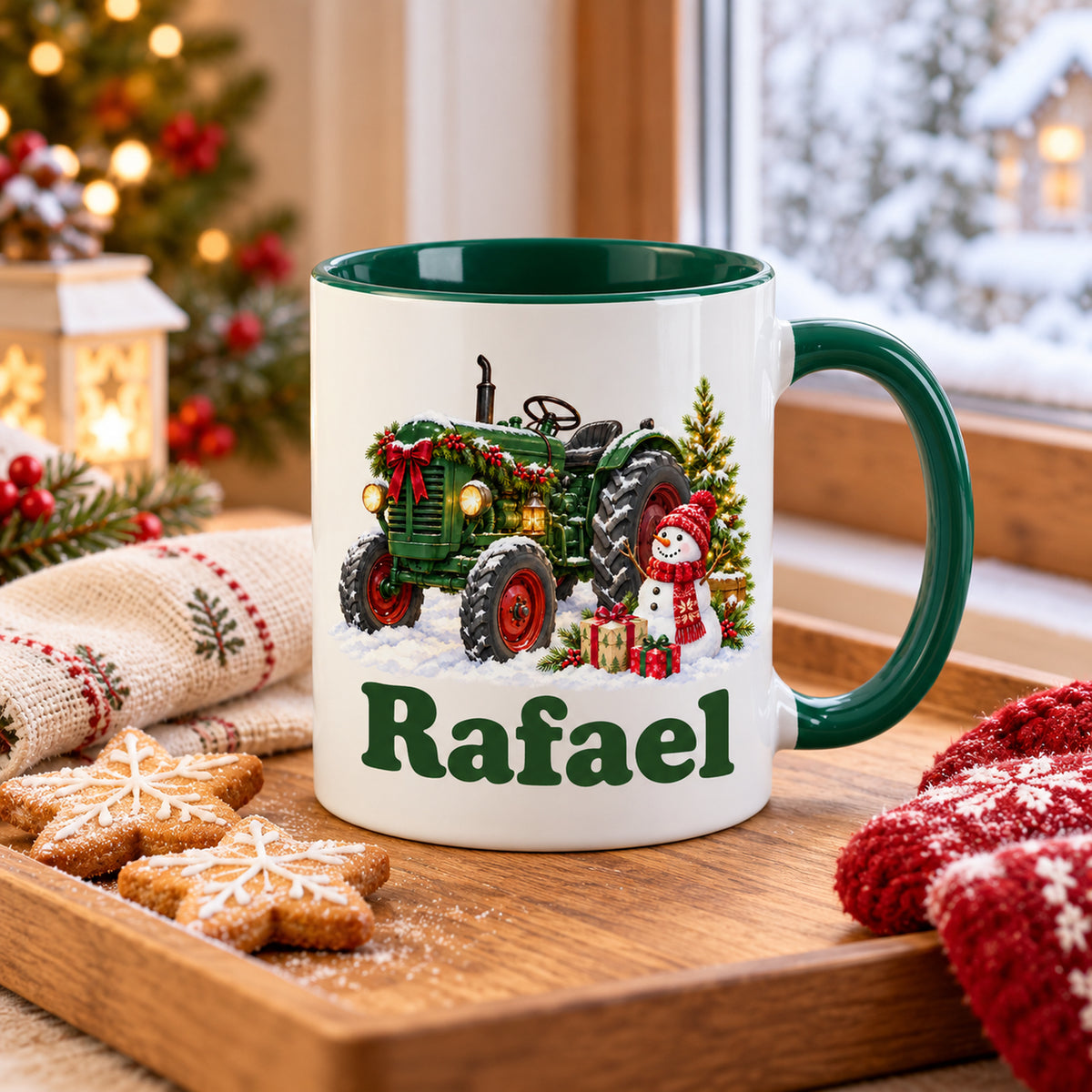 Weiße Treckertasse mit grünem Henkel und Innenraum auf Holztablett, daneben Weihnachtsplätzchen, vor einem Winterfenster.
