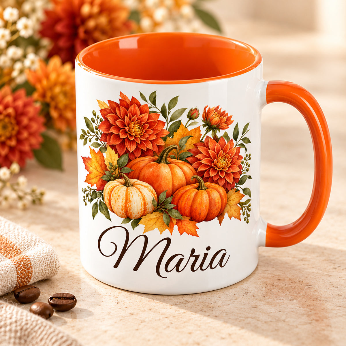 Schrägansicht der personalisierten Kürbistasse mit sichtbarem orangefarbenem Innenbereich und herbstlichem Aquarellmotiv.