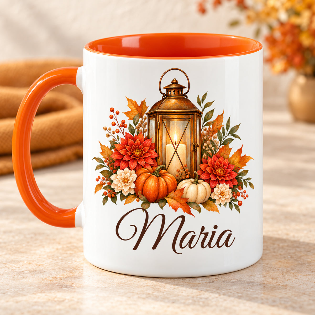 Rückseite einer personalisierten Herbsttasse mit Laterne, Kürbissen, Blumen und orangefarbenem Henkel.