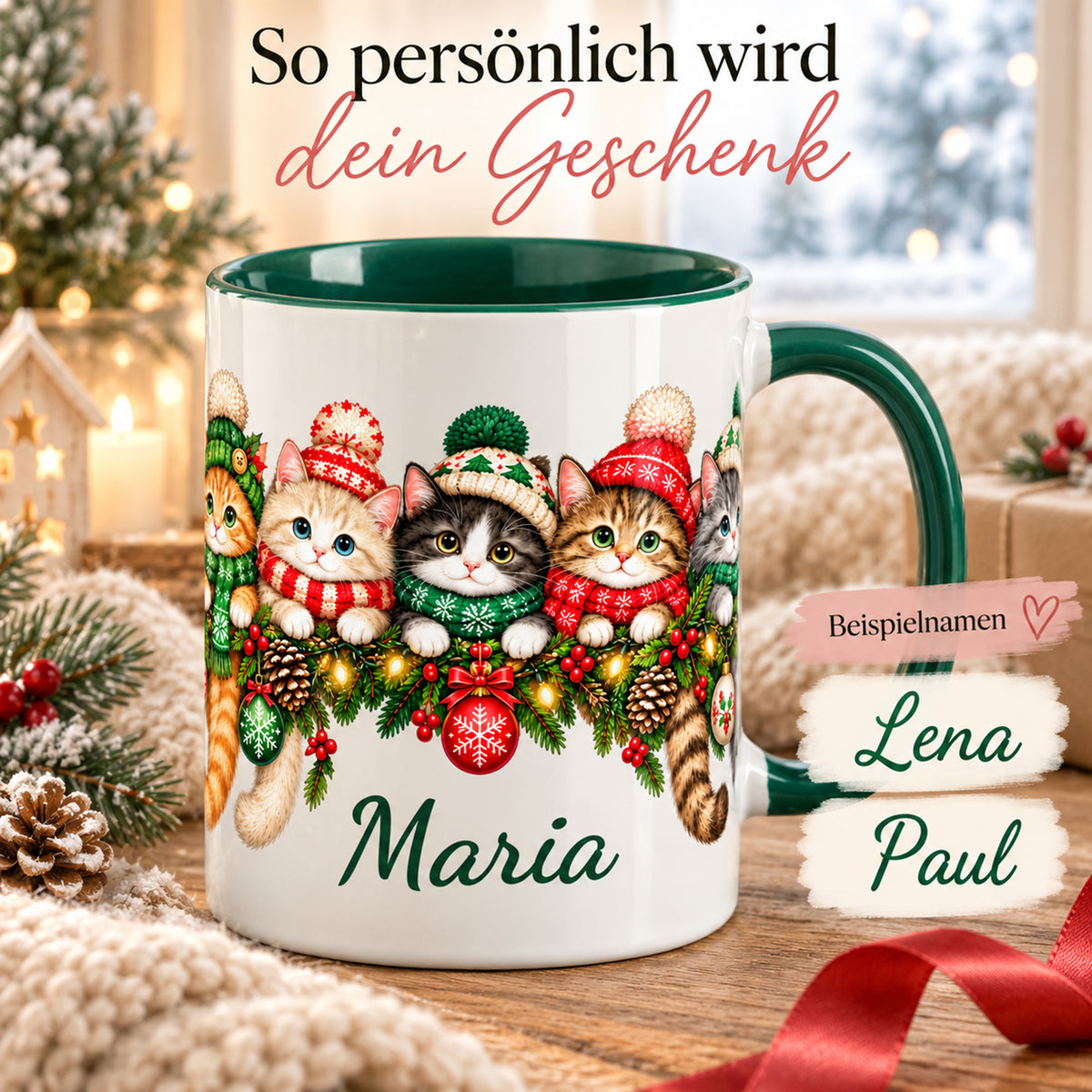 Personalisierte Weihnachtstasse mit Katzen und Wunschname, daneben weitere Schriftbeispiele.