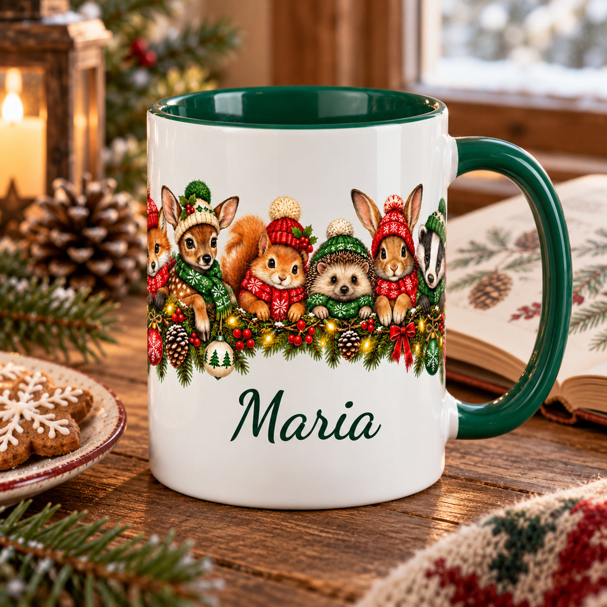Waldtier-Tasse mit Wunschname neben Buch und Weihnachtsgebäck auf einem Holztisch.