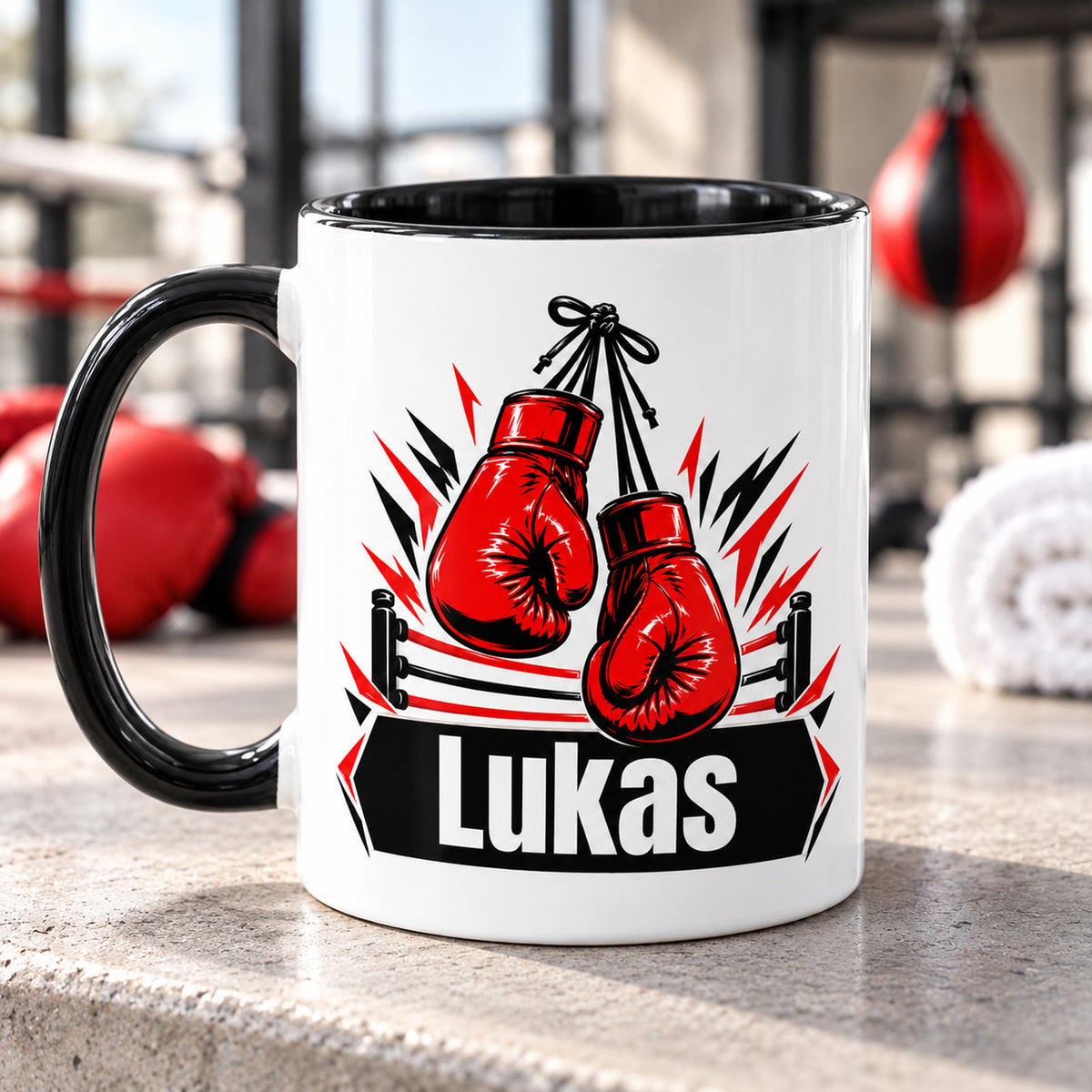 Rückseite der Boxhandschuh-Tasse mit identischem Wunschname-Motiv und schwarzem Henkel links.