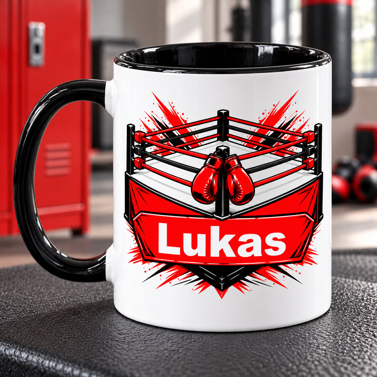 Rückseite der Boxring-Tasse mit identischem Motiv und Namen Wunschname, schwarzer Henkel links.