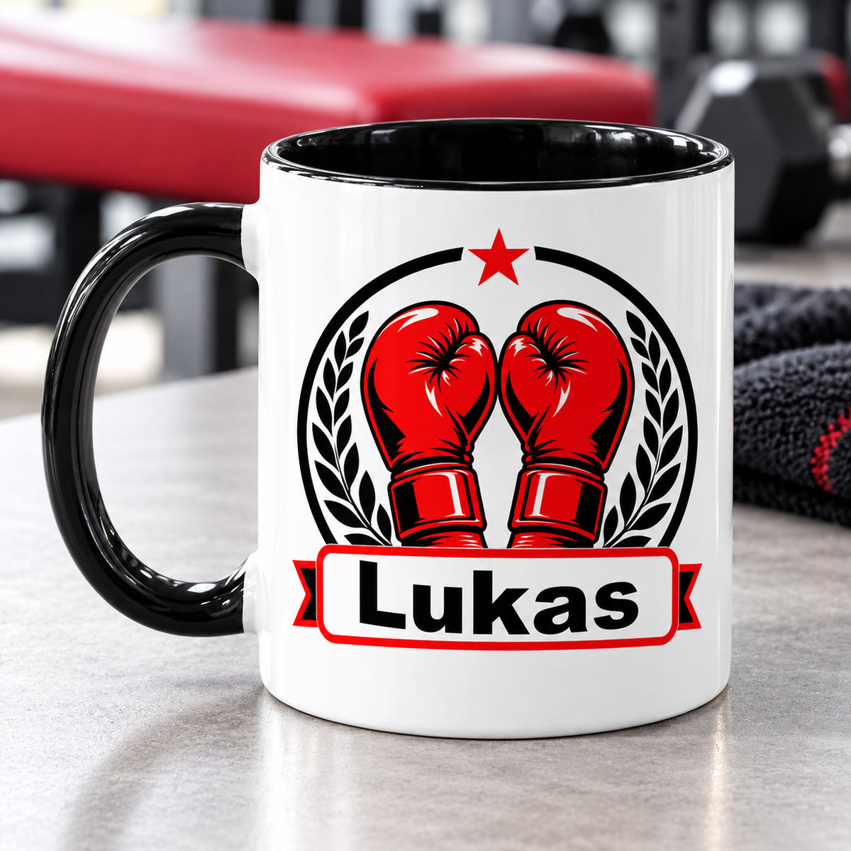Rückseite der Boxemblem-Tasse mit Wunschname, roten Boxhandschuhen und schwarzem Henkel links.