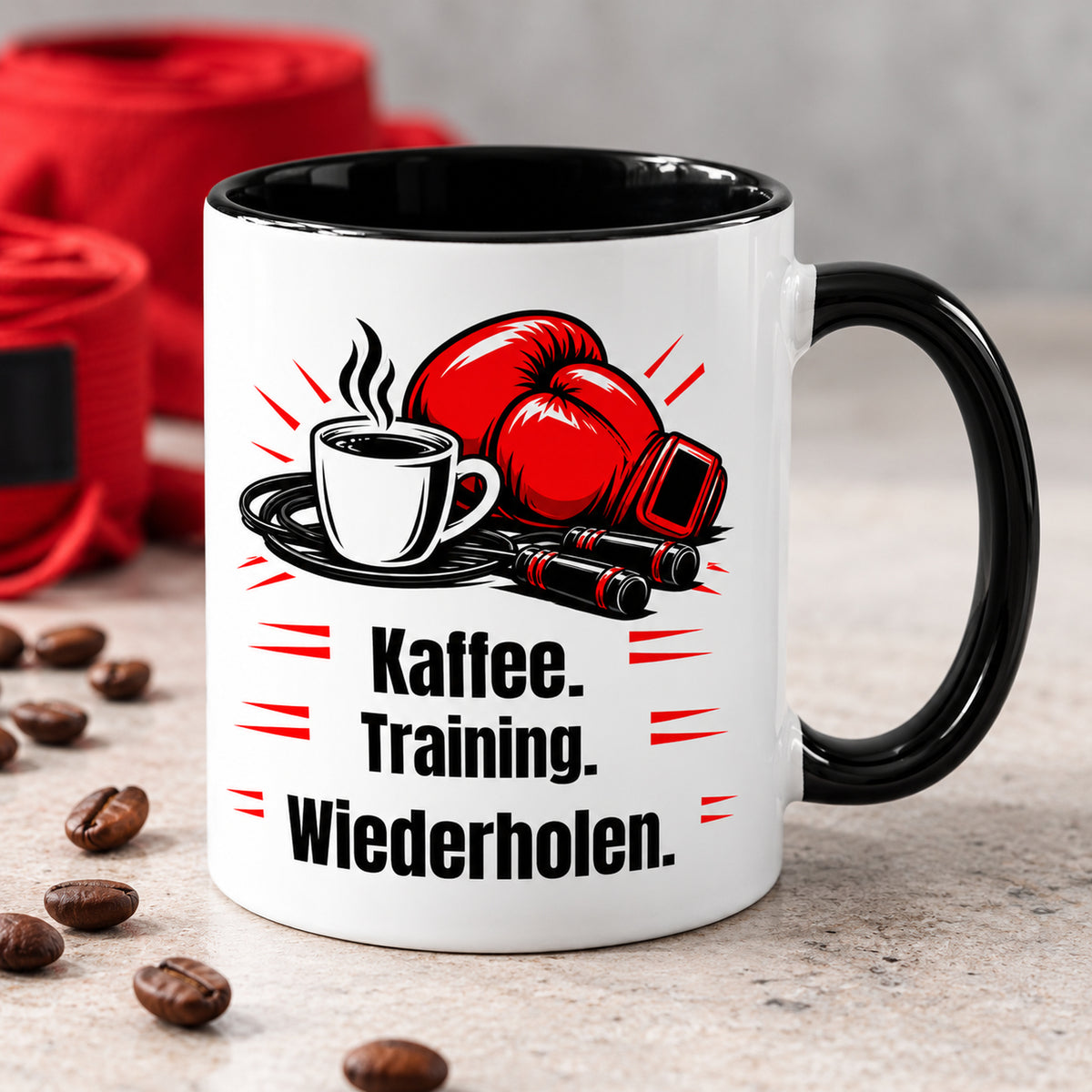 Weiße Boxsport-Tasse mit schwarzem Henkel, Rand und Innerem und Spruch „Kaffee. Training. Wiederholen.“ – Dreiviertelansicht mit sichtbarer schwarzer Innenseite.