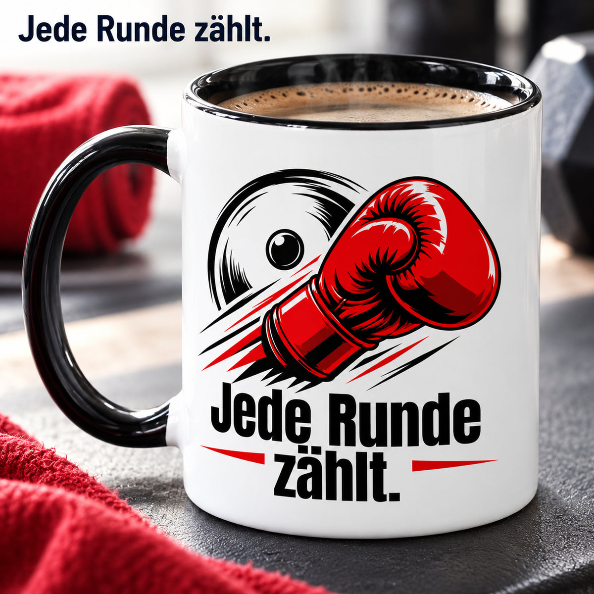 Weiße Boxsport-Tasse mit schwarzem Henkel, Rand und Innerem und Spruch „Jede Runde zählt.“ – Nahaufnahme des gedruckten Boxsport-Motivs.