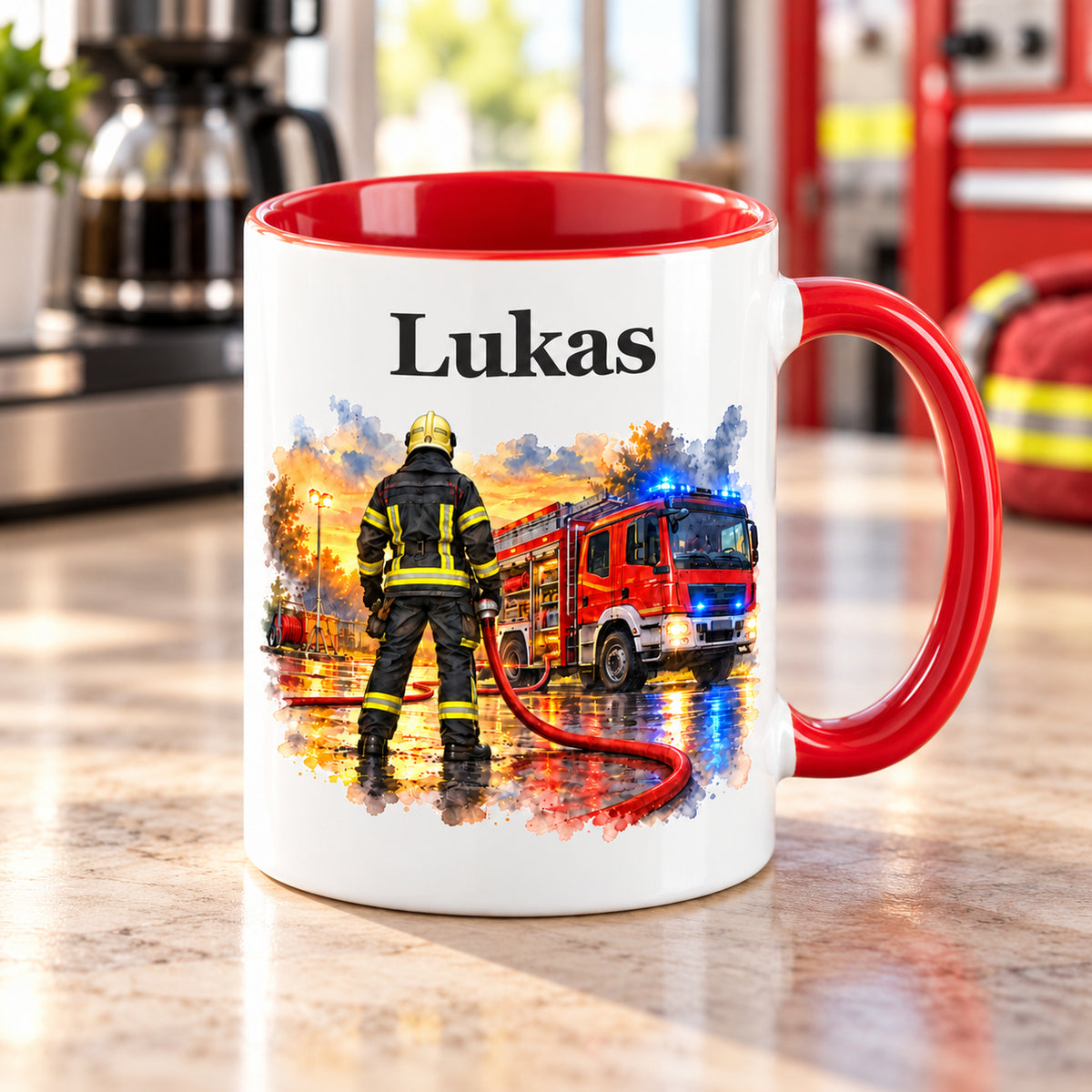 Schräge Ansicht der Tasse mit Feuerwehrmann im Motiv „Bereit zum Einsatz“