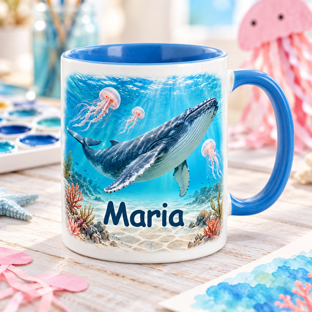 Wal-Tasse mit Wunschname und Quallengarten in schräger Ansicht
