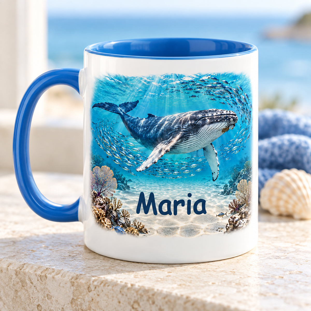 Wal-Tasse mit Wunschname und Fischschwarm auf der Rückseite