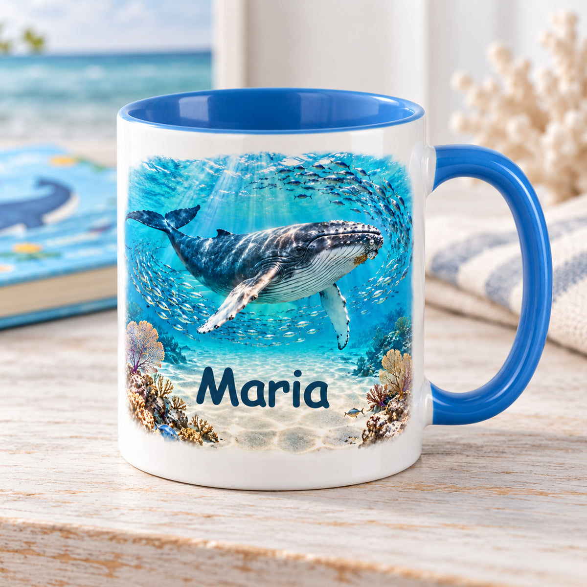 Wal-Tasse mit Wunschname und Fischschwarm in schräger Ansicht