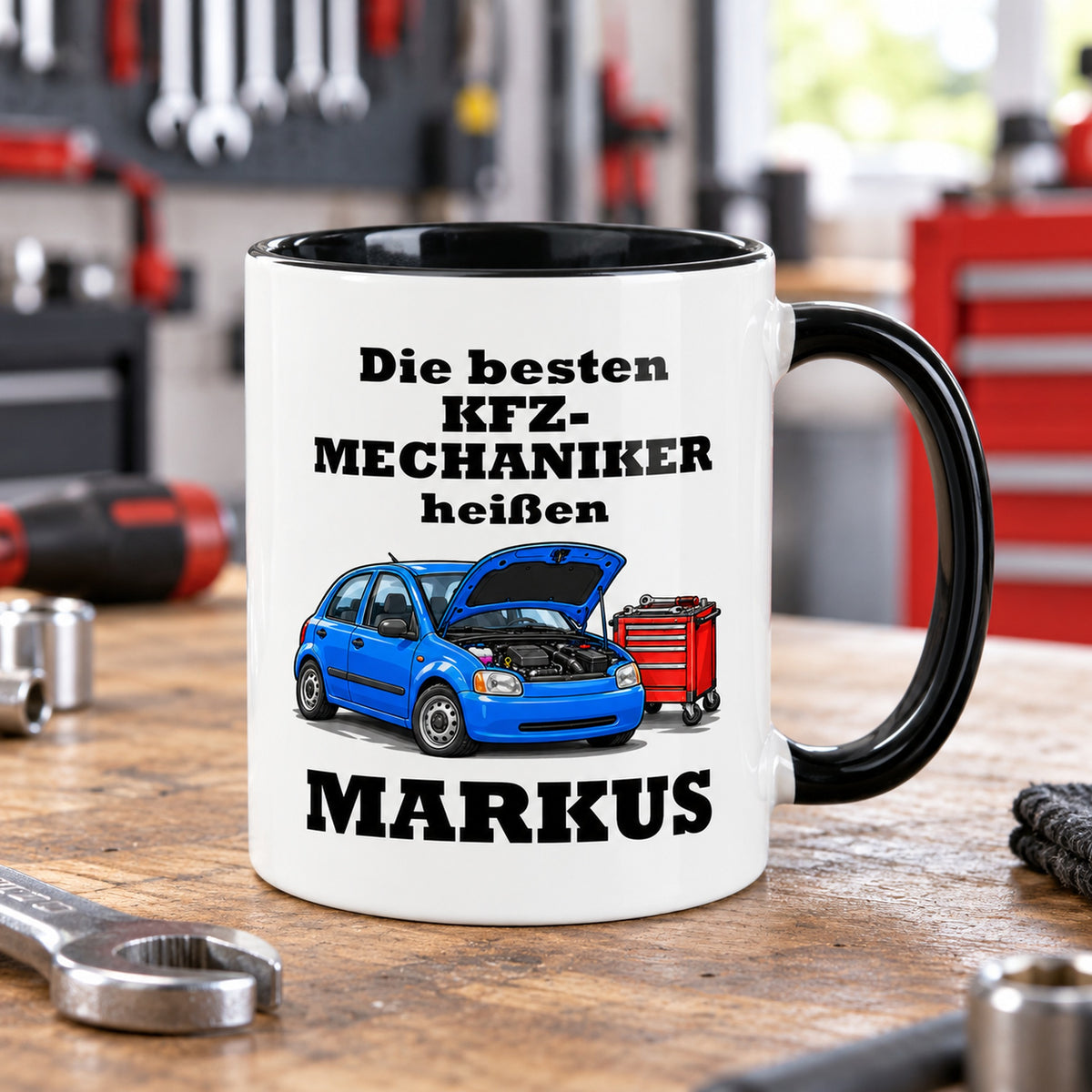 Personalisierte KFZ-Mechaniker-Tasse mit Cartoonmotiv, weißem Körper und schwarzem Henkel in einer passenden Umgebung.