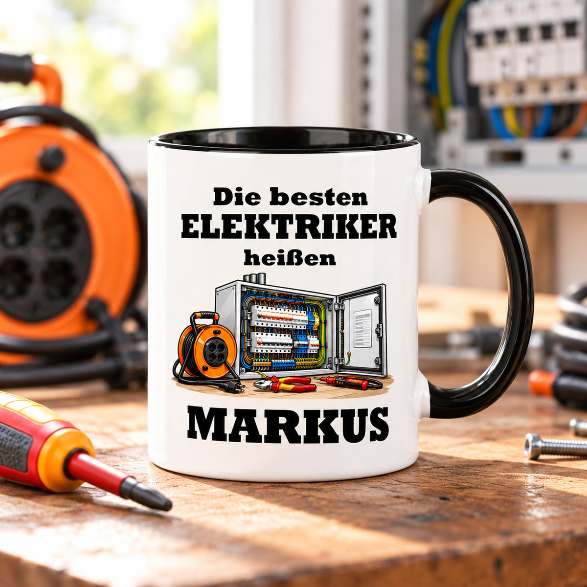 Personalisierte Elektriker-Tasse mit Cartoonmotiv, weißem Körper und schwarzem Henkel in einer passenden Umgebung.