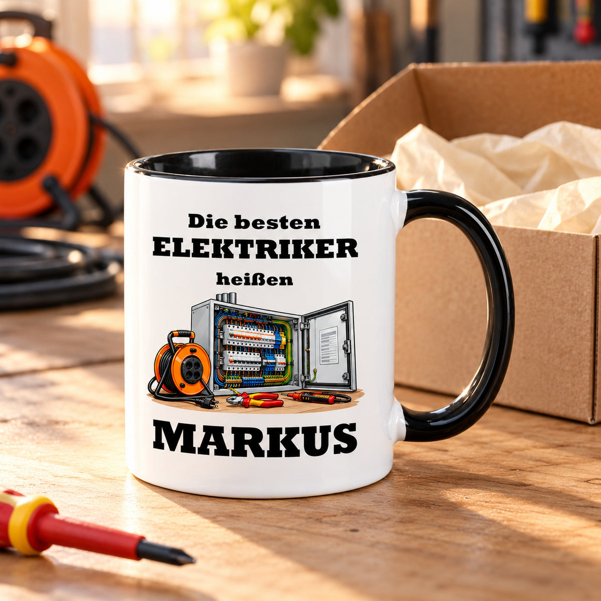 Elektriker-Tasse als Geschenkidee mit dekorativer Geschenkverpackung; die Verpackung ist nicht enthalten.