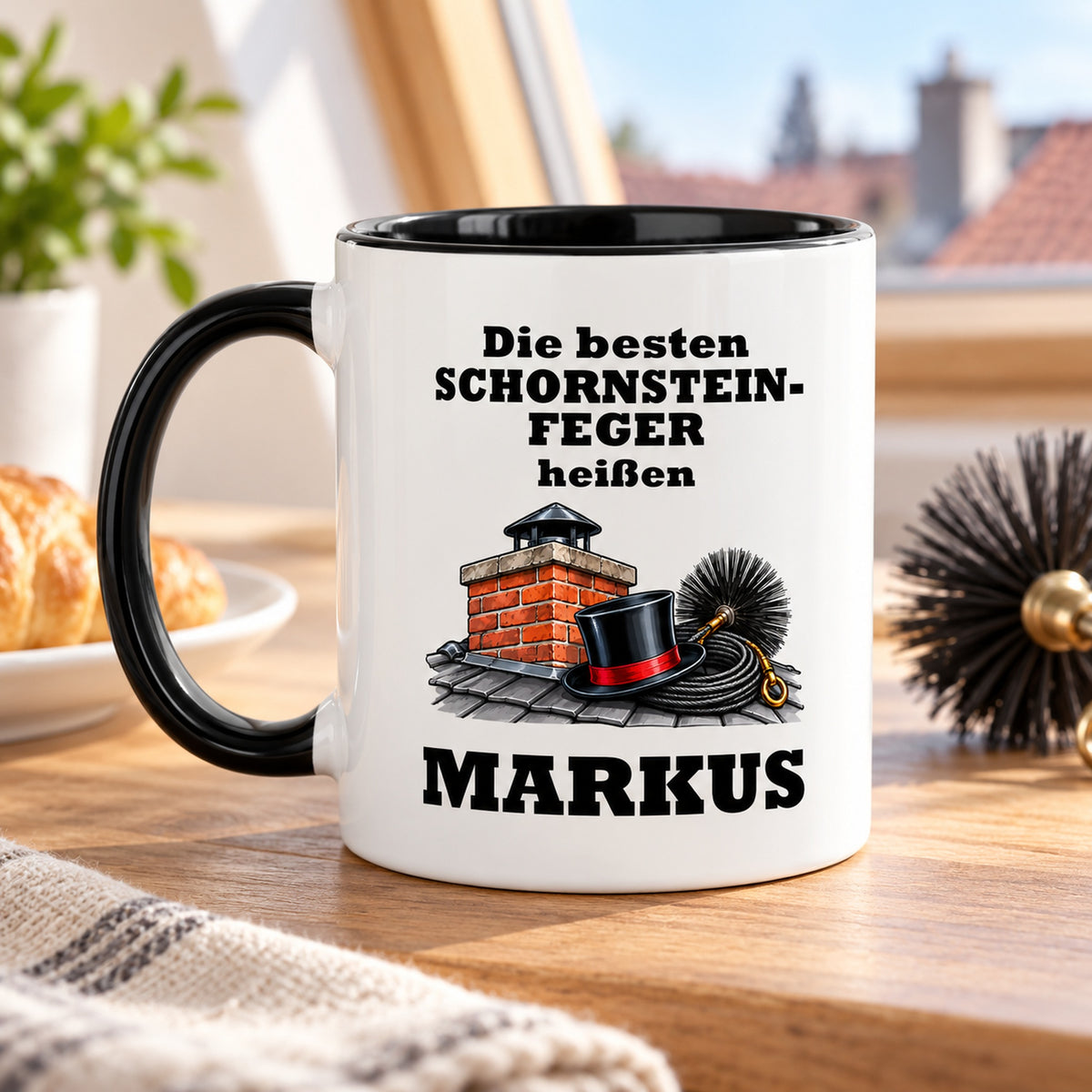 Rückseite der Schornsteinfeger-Tasse mit demselben Cartoonmotiv und Wunschnamen, schwarzer Henkel links.