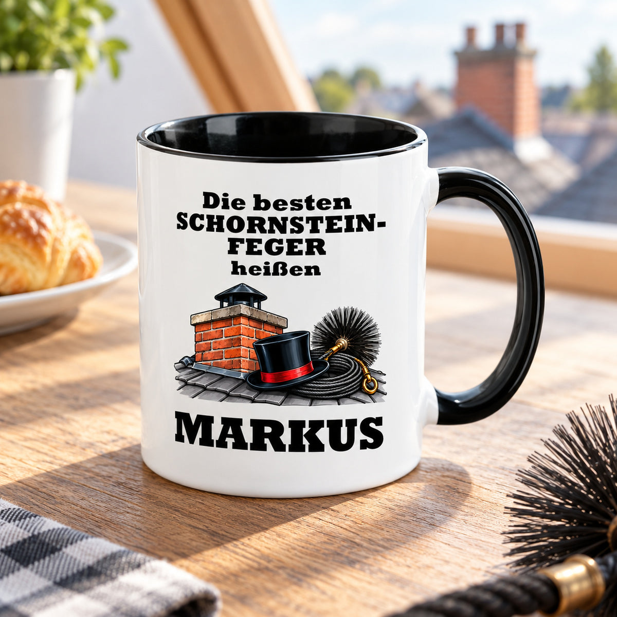 Schräge Ansicht der personalisierten Schornsteinfeger-Tasse mit sichtbarer schwarzer Innenseite und schwarzem Henkel.