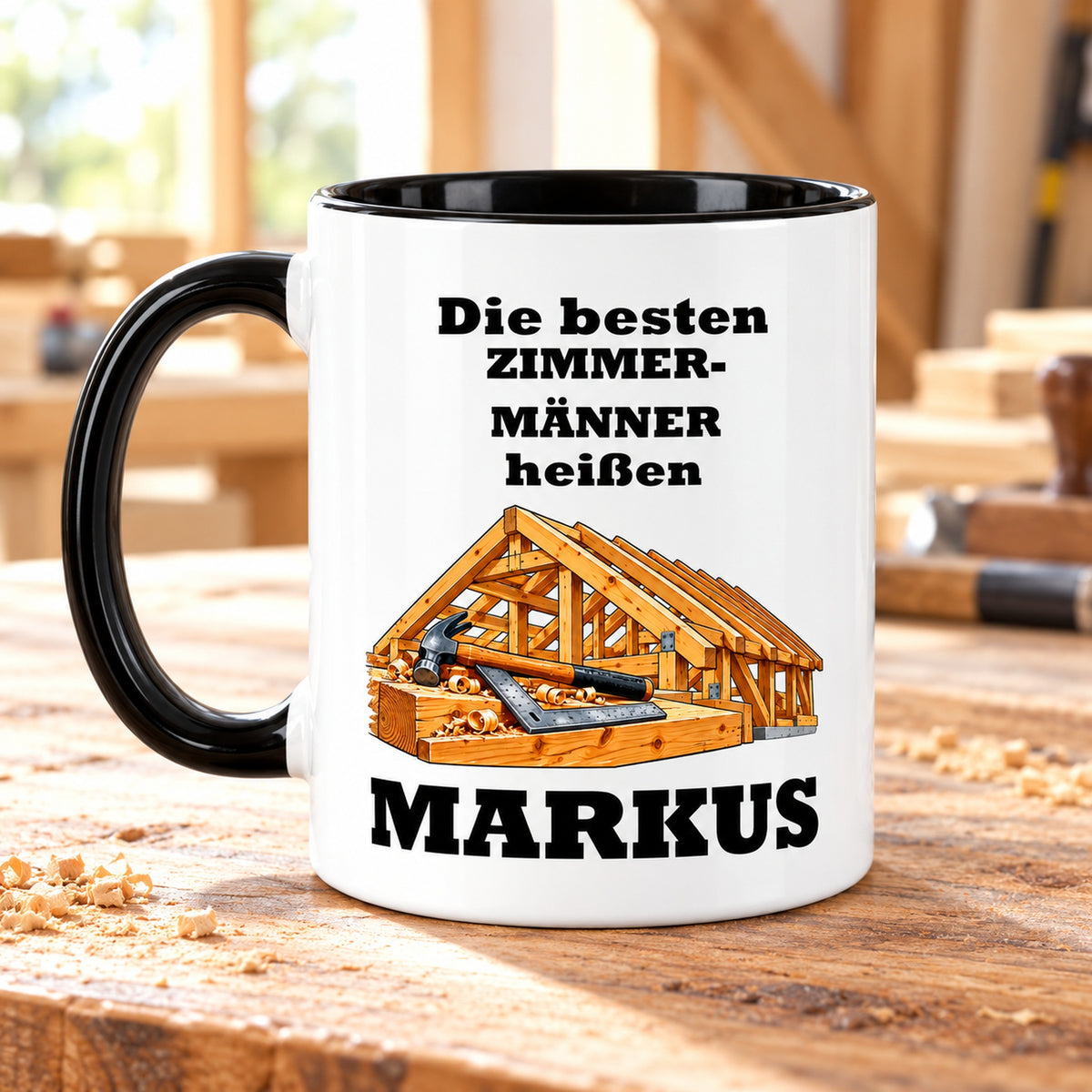 Rückseite der Zimmermann-Tasse mit demselben Cartoonmotiv und Wunschnamen, schwarzer Henkel links.