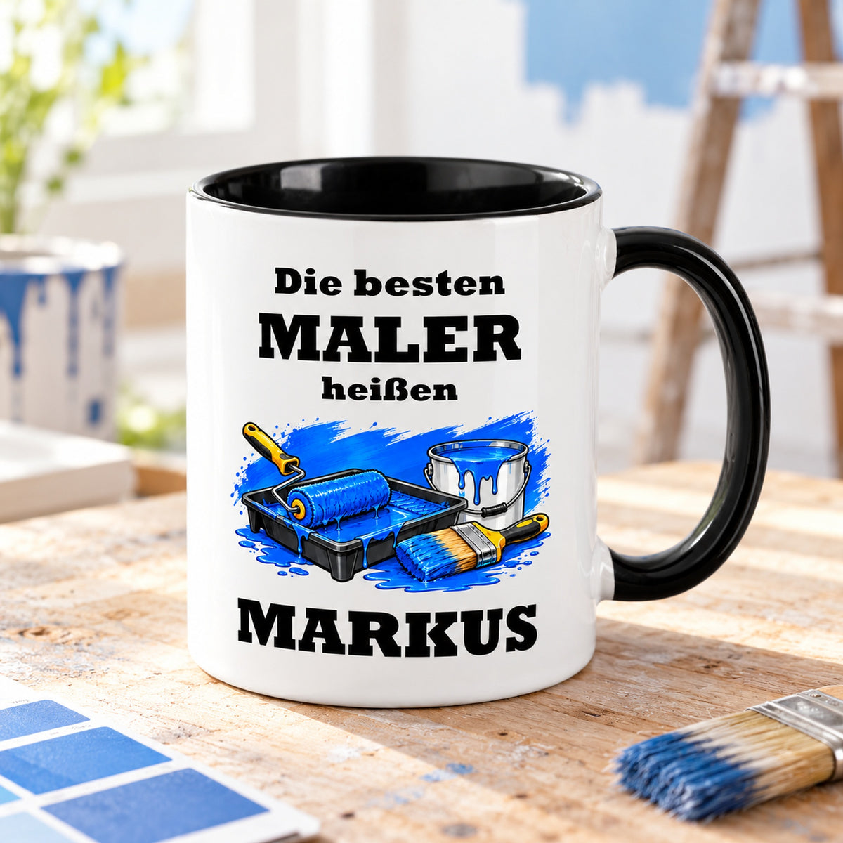 Schräge Ansicht der personalisierten Maler-Tasse mit sichtbarer schwarzer Innenseite und schwarzem Henkel.