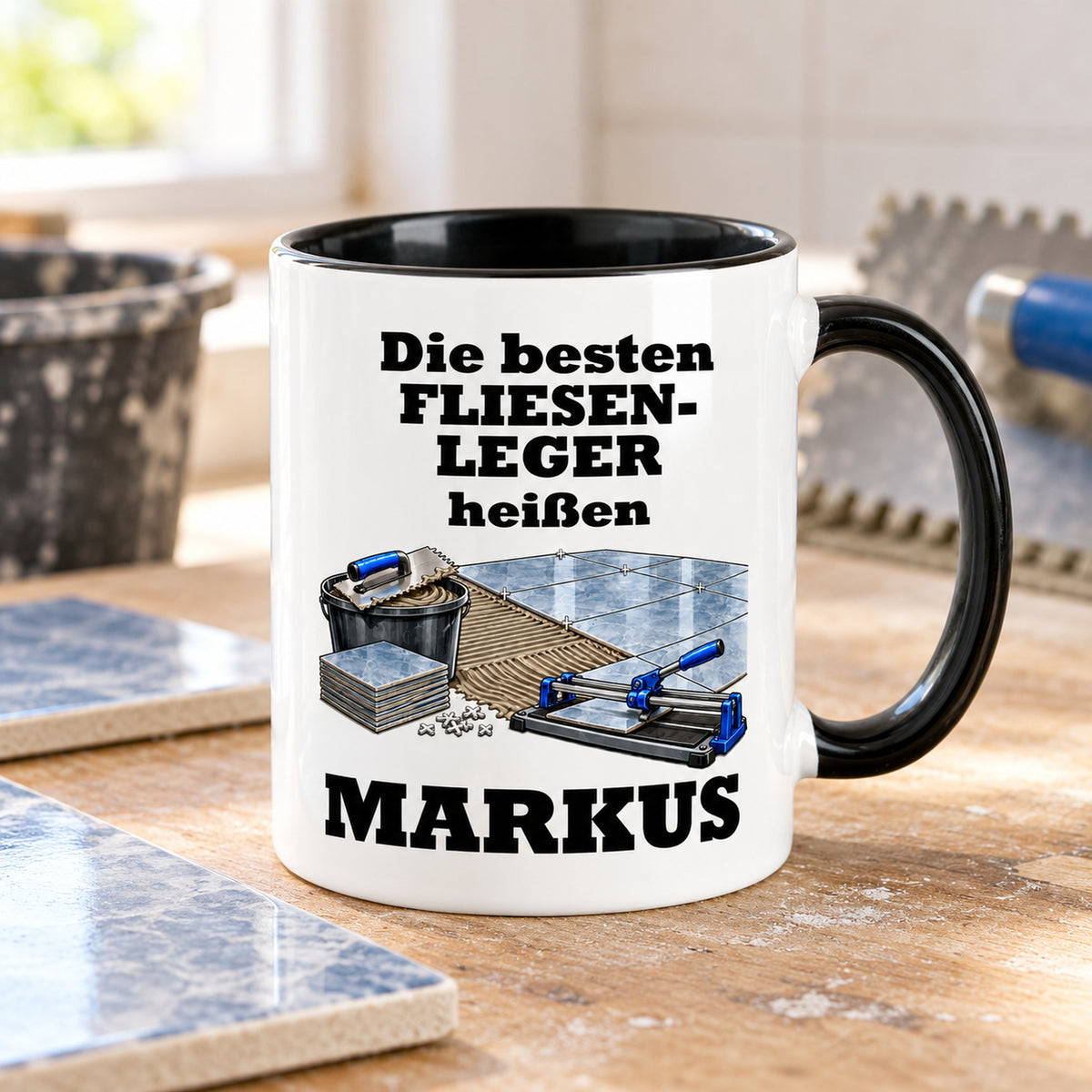 Personalisierte Fliesenleger-Tasse mit Cartoonmotiv, weißem Körper und schwarzem Henkel in einer passenden Umgebung.