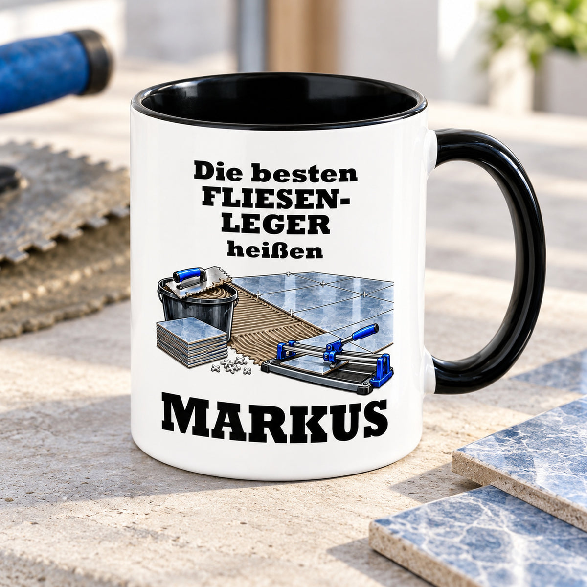 Schräge Ansicht der personalisierten Fliesenleger-Tasse mit sichtbarer schwarzer Innenseite und schwarzem Henkel.