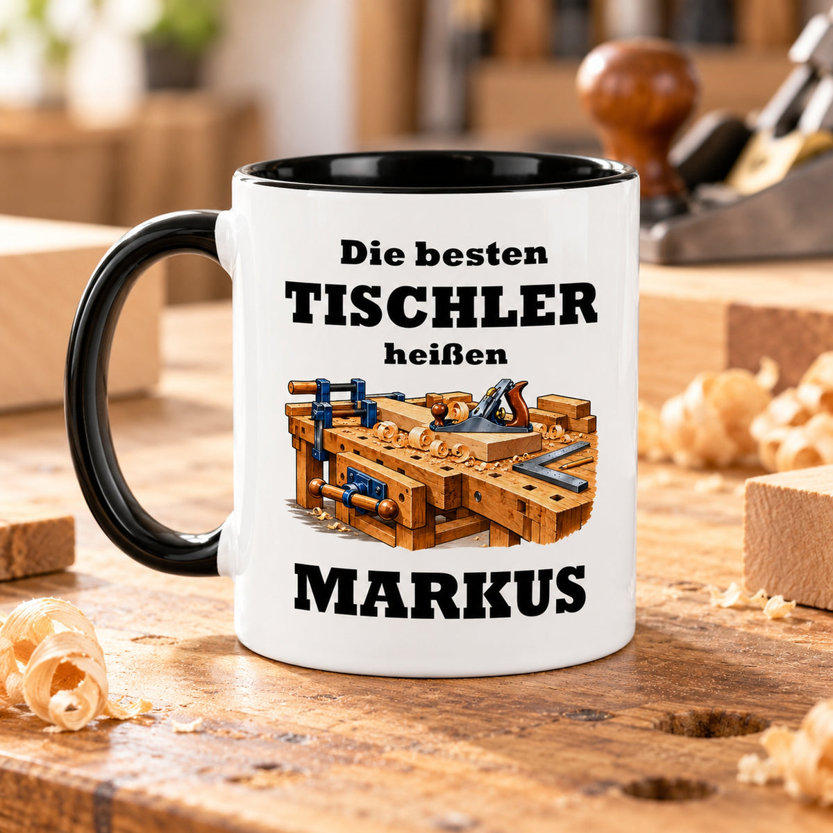 Rückseite der Tischler-Tasse mit demselben Cartoonmotiv und Wunschnamen, schwarzer Henkel links.