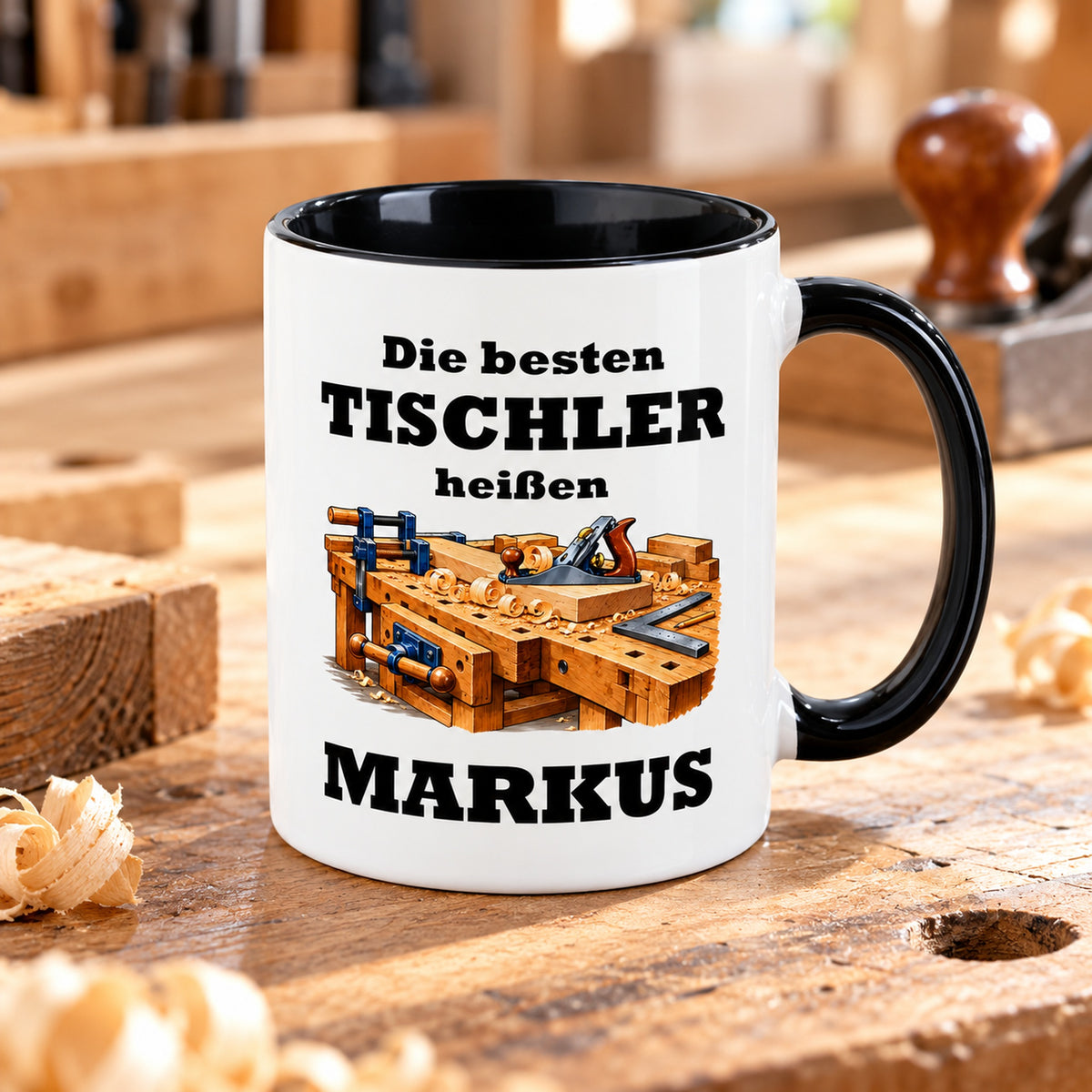 Schräge Ansicht der personalisierten Tischler-Tasse mit sichtbarer schwarzer Innenseite und schwarzem Henkel.