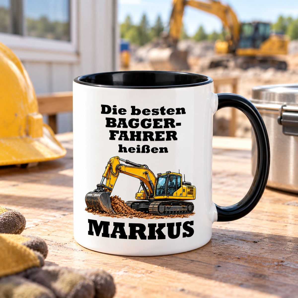 Personalisierte Baggerfahrer-Tasse mit Cartoonmotiv, weißem Körper und schwarzem Henkel in einer passenden Umgebung.