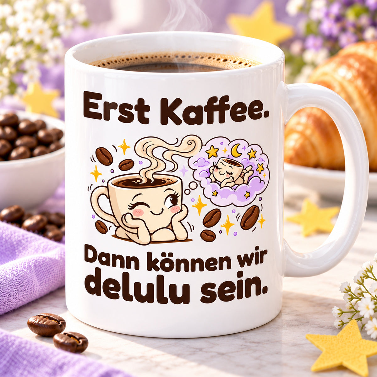Schrägansicht der Keramiktasse „Delulu“ mit weißem Innenraum, Henkel und vollständigem Motiv.