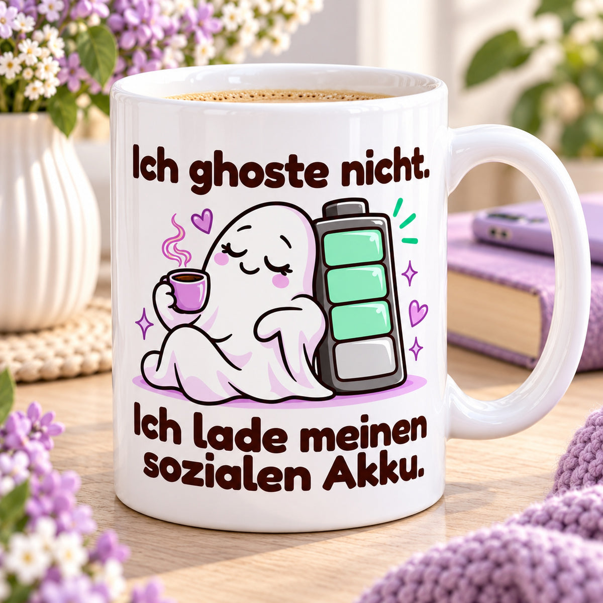 Nahaufnahme des farbigen Cartoonmotivs und des Spruchs „Ich ghoste nicht. Ich lade meinen sozialen Akku.“ auf weißer Keramik.