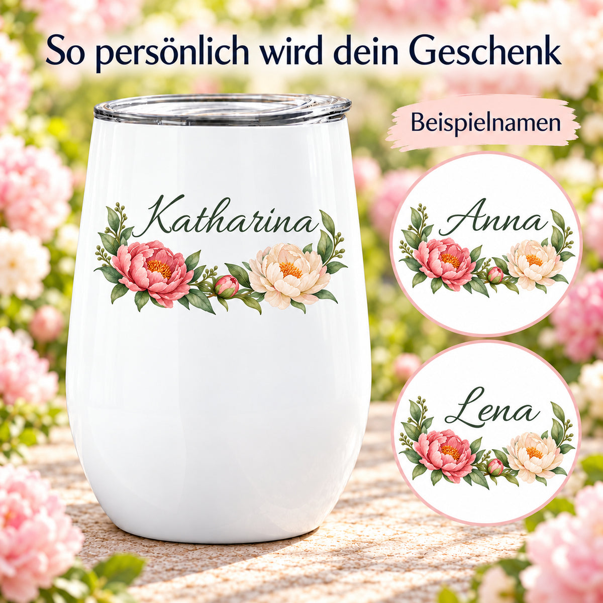 Ein Weinbecher mit Pfingstrosen und Wunschname neben zwei runden flachen Motivdetails mit anderen Namen
