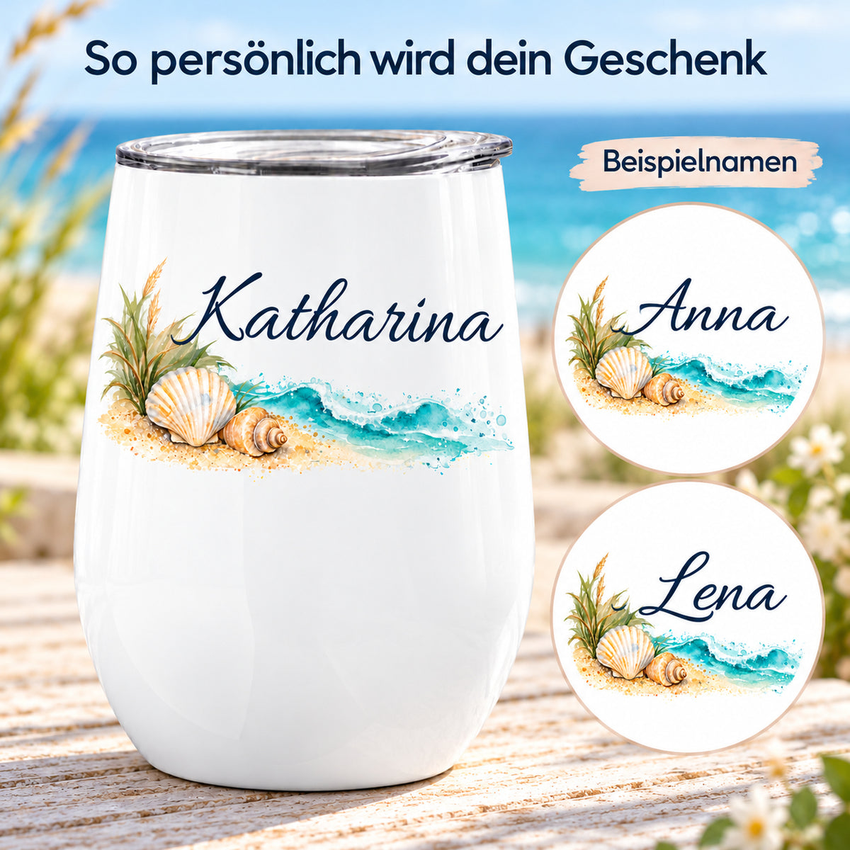 Ein Weinbecher mit Muscheln und Wellen und Wunschname neben zwei runden flachen Motivdetails mit anderen Namen