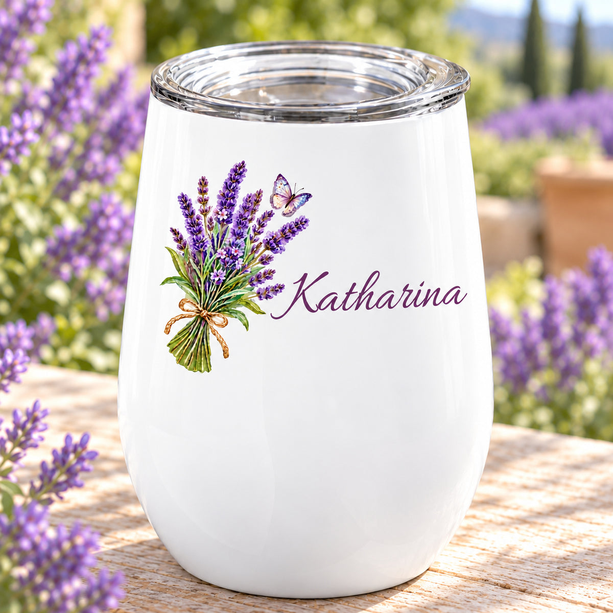 Weinbecher mit Lavendel und Wunschname, Motiv und Deckel aus erhöhter Ansicht