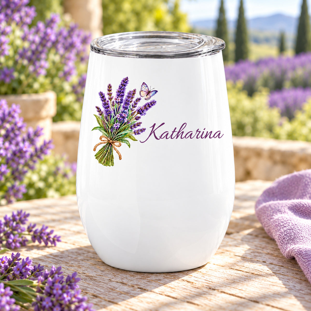 Personalisierter Weinbecher mit Lavendel in schräger Ansicht