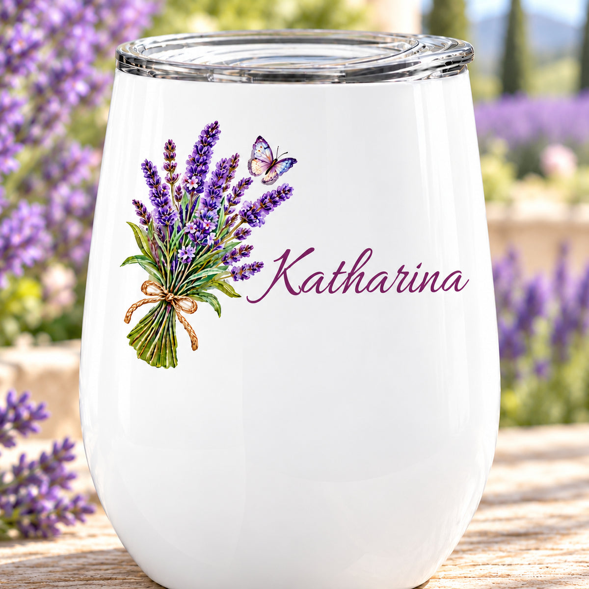 Nahaufnahme des gedruckten Motivs mit Lavendel und Wunschname auf weißem Weinbecher